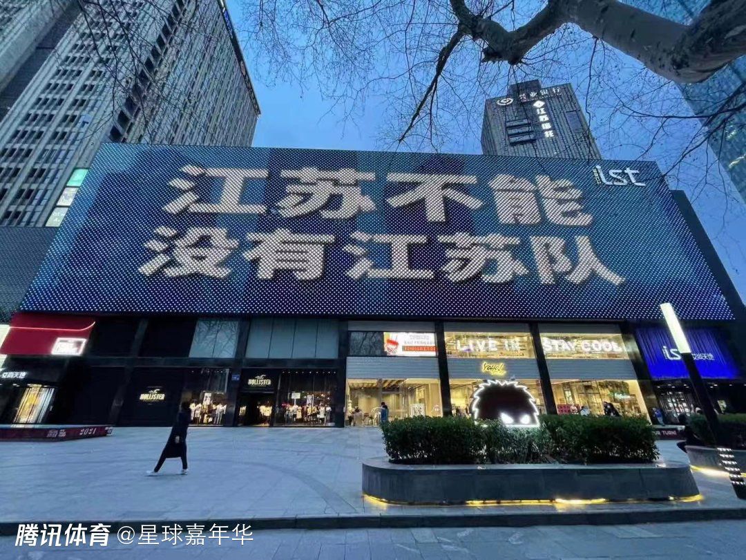 俄罗斯媒体sport25表示，斯卢茨基将成为申花新帅，与他一同加盟的还有教练组成员瓦西里-别列祖茨基和奥列格-雅罗文斯基。